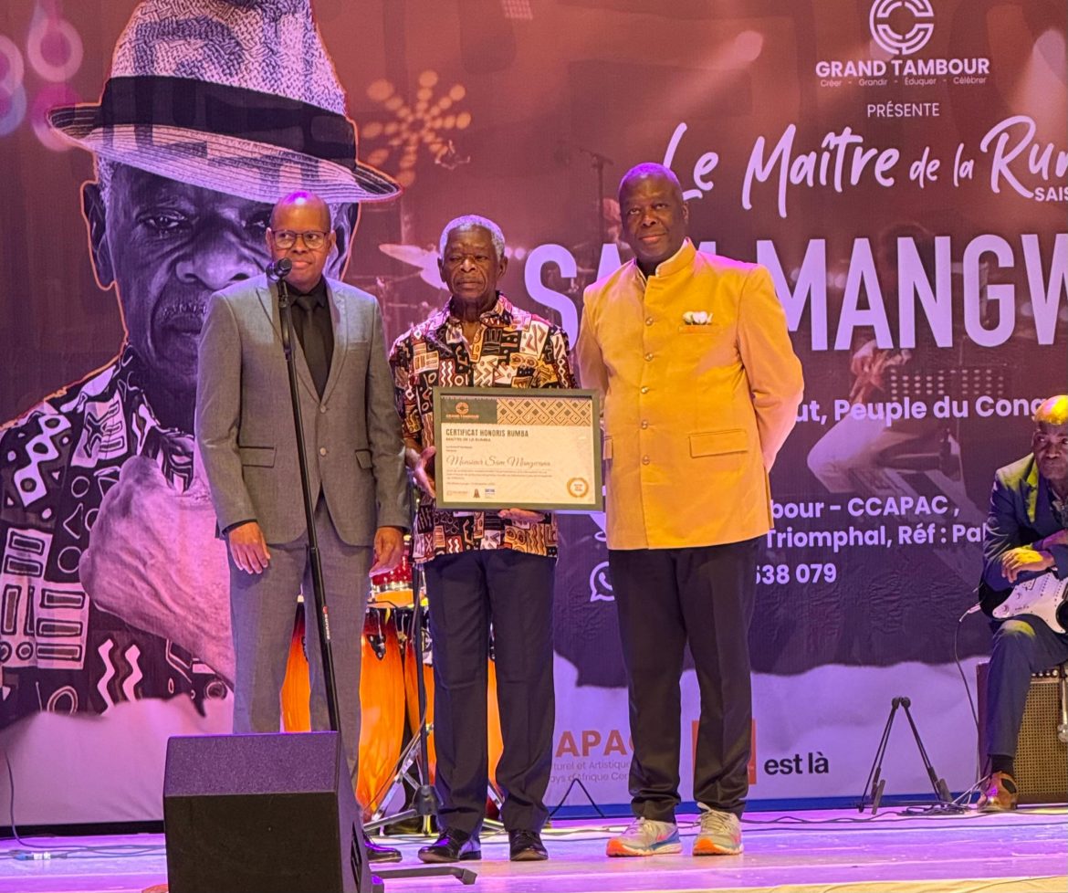 Kinshasa : le chanteur Sam Mangwana honoré pour sa carrière lors du 1er anniversaire du Grand Tambour